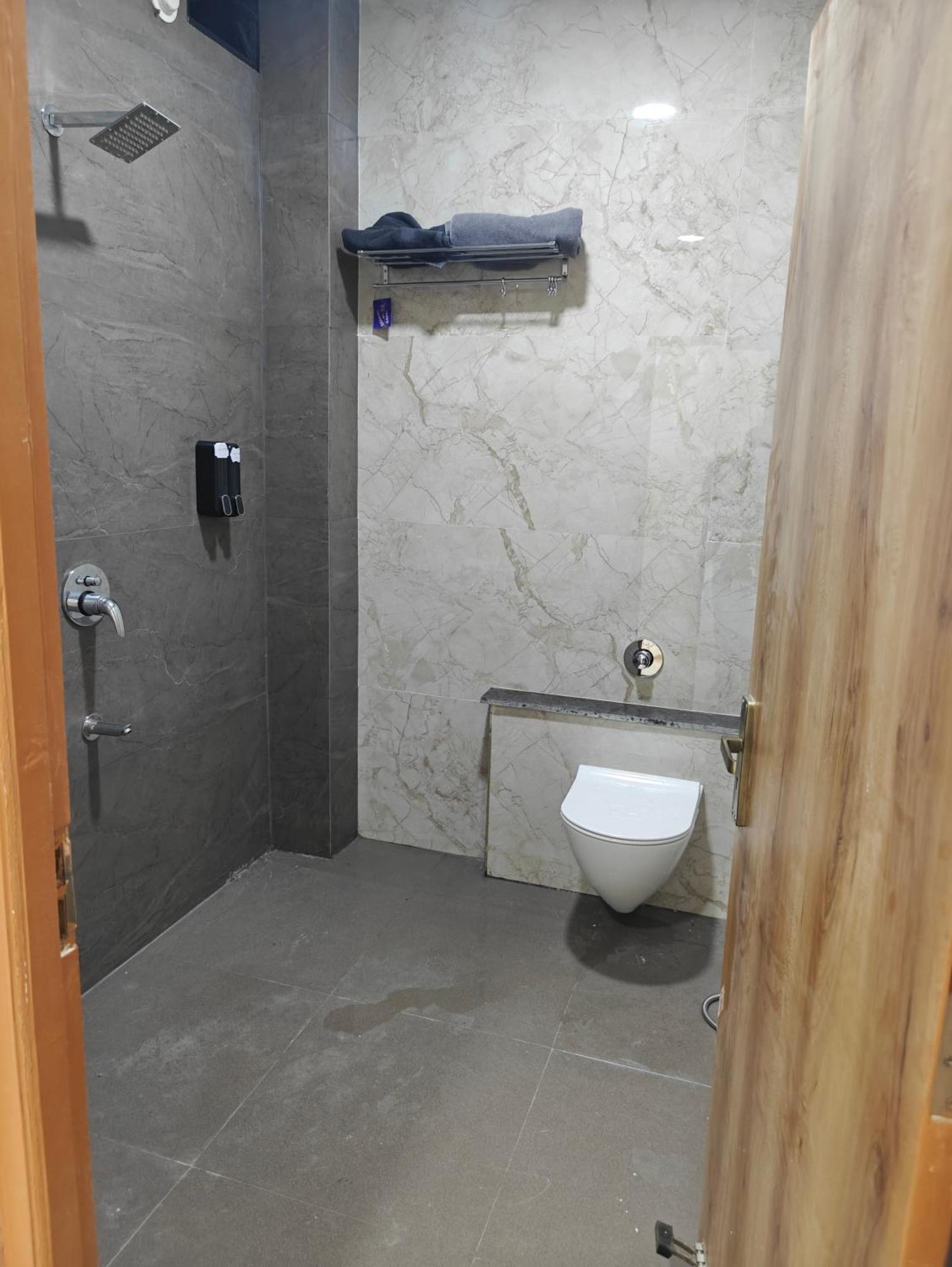 Ultra Luxurious 4bhk With Swimming Pool, Jacuzzi & Pool Table Villa